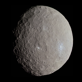 Ceres par la sonde Dawn (2015).