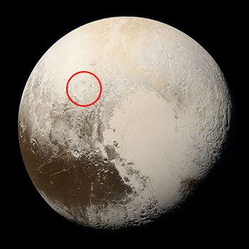 Pluton par New Horizons, 2015. Le cratère Burney est entouré en rouge.